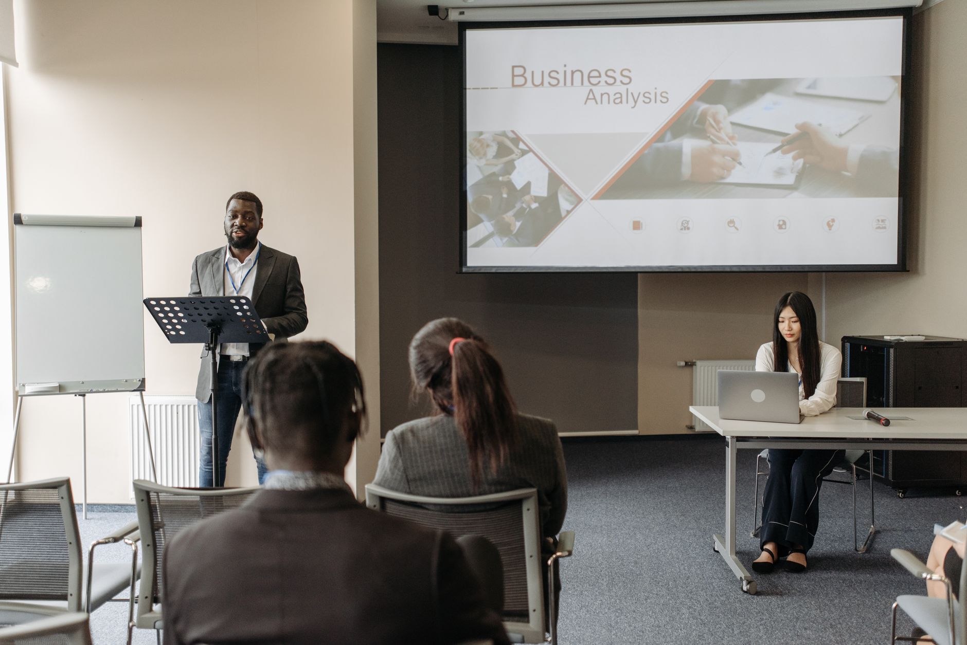 Business seminar with a speaker and audience in a conference room. — A Tool for Decision Making: The Wisdom of Private Notes