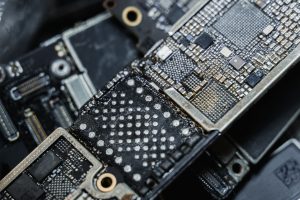 Detailed macro shot of electronic microchip components on a circuit board. — Electronic Stores Versus Retail Electronics