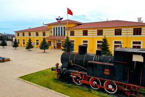 A vintage steam locomotive displayed at the Sivas Railway Station in Turkey, showcasing historical transport heritage. — Expl